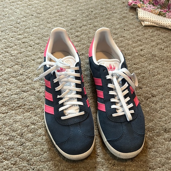 Blue adidas with pink stripes - Picture 1 of 2